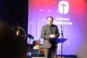 Øyvind Haraldseid taler under stiftelsesfesten i Lillesand misjonskirke 