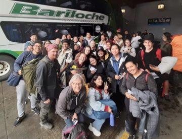Gruppebilde foran buss i Chile