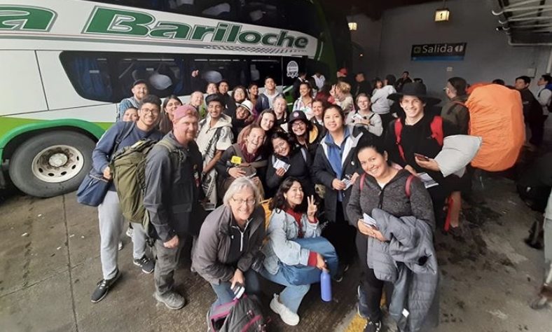 Gruppebilde foran buss i Chile