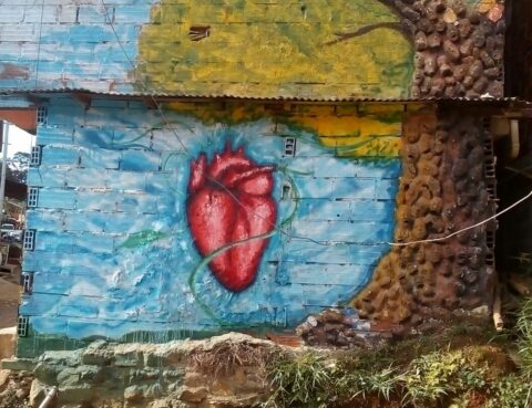 Hjerte malt på turkis vegg i Colombia