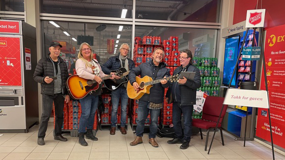 Håkon Fagervik med team, med gitarer ved Frelsesarmeens julegryte på Prix butikk