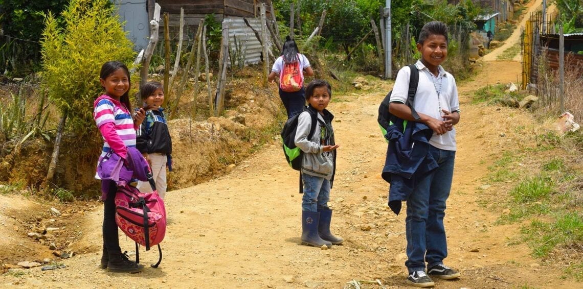 Barn på skoleveien i Granizal
