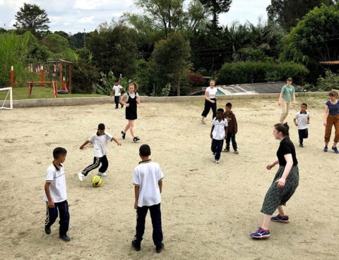 Barn og Ansgar-elever spiller fotball på fredens hus