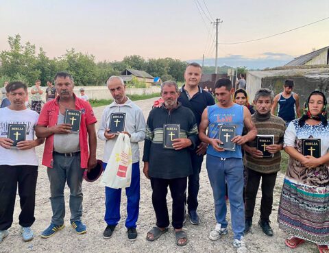 Cornel med menn fra landsbyen som har fått bibler