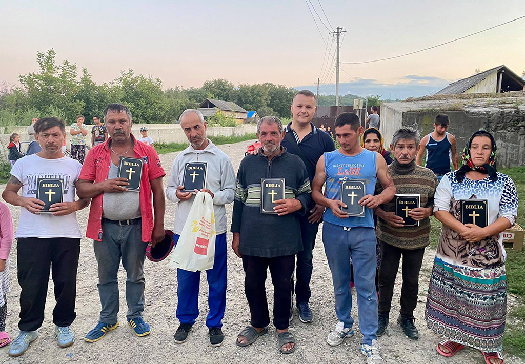 Cornel med menn fra landsbyen som har fått bibler