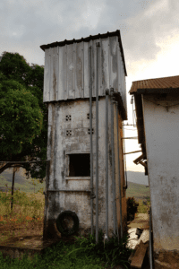 Nedslitt vanntårn på Ngouedi