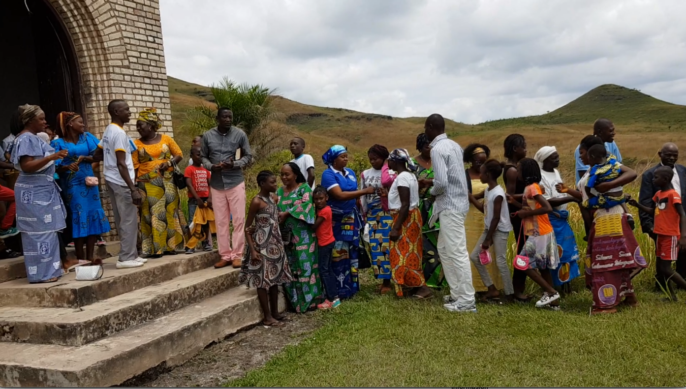 Kongoleserne hilser på hverandre utenfor kirken
