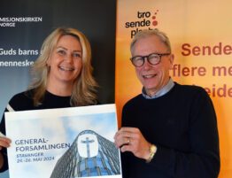 Foto av Siri Iversen og Dag Andersen som ønsker velkommen til generalforsamling 2024. Foto: Trond Filberg
