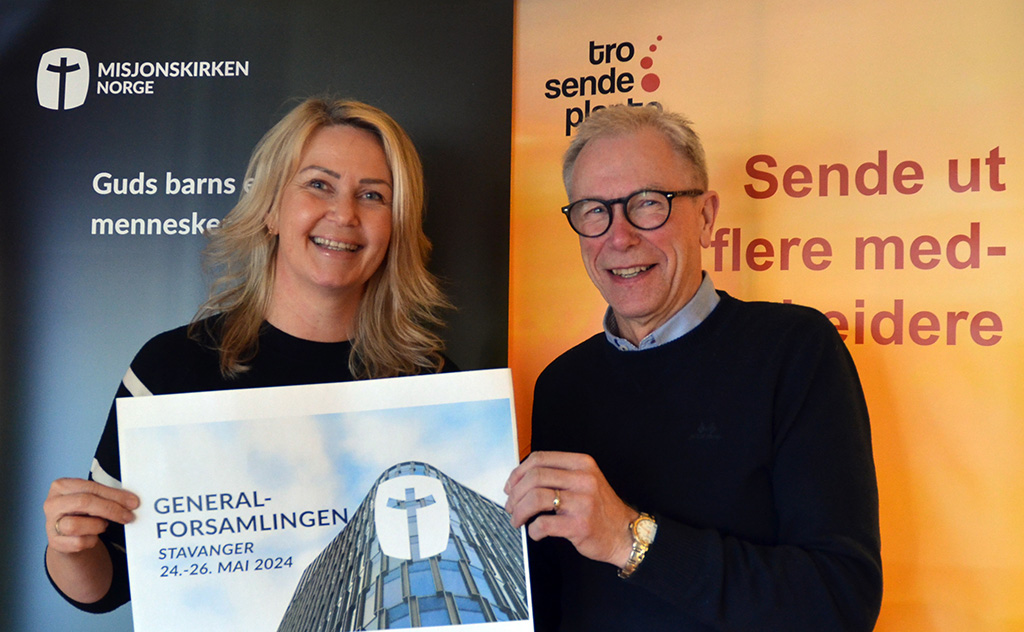Foto av Siri Iversen og Dag Andersen som ønsker velkommen til generalforsamling 2024. Foto: Trond Filberg