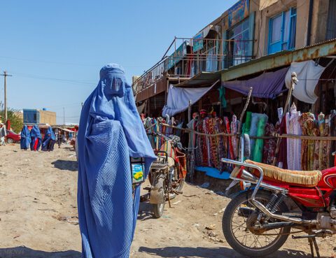 Foto av muslimsk kvinne på gate og miljøet i sørøst-Asia.