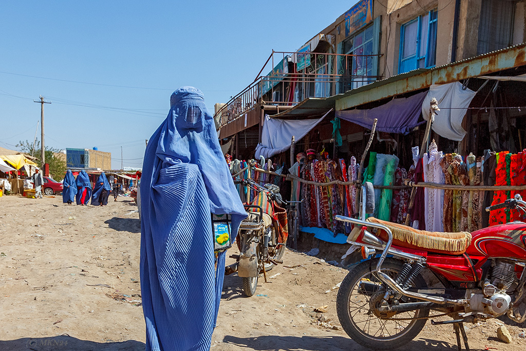 Foto av muslimsk kvinne på gate og miljøet i sørøst-Asia.